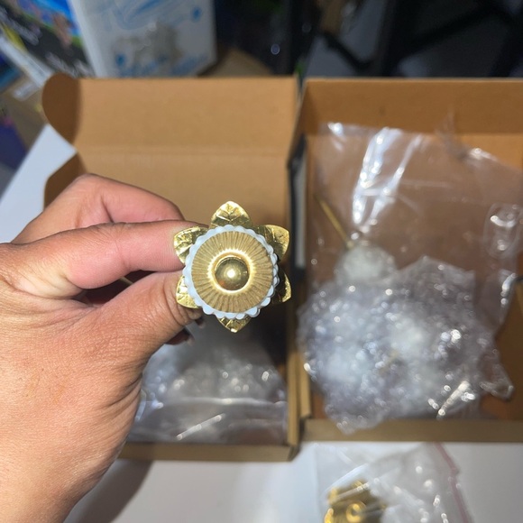 SOLD (2) Sets Crystal White and Gold Floral Drawer Knobs - Picture 12 of 12